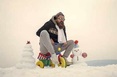 Üç tekerlekli bisiklet üzerinde karlı manzara heyecanlı kişini