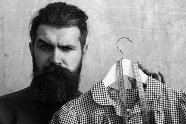 Sakallı adam tutun elbise ve şerit metre.