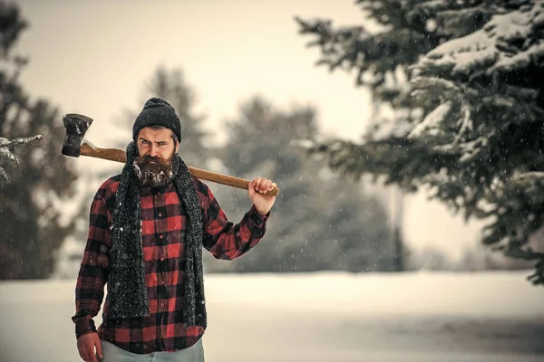 Kerst hipster houthakker met ax in hout — Stockfoto