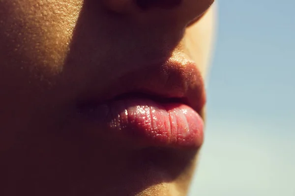 Bouche Femme Avec Des Lèvres Adorables Dodues Avec Brillant Brillant — Photo