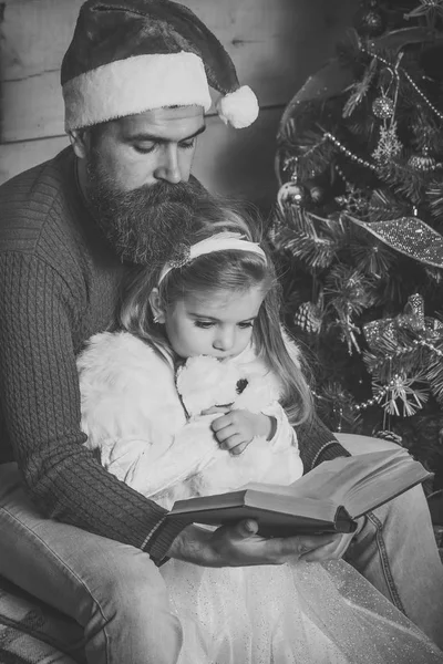Weihnachtsmann-Kind und bärtiger Mann am Weihnachtsbaum. — Stockfoto