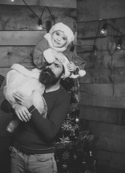 Papai Noel criança e homem barbudo na árvore de Natal . — Fotografia de Stock