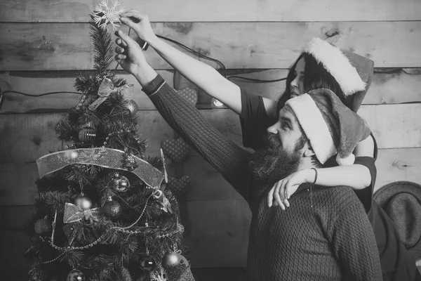 Pareja enamorada en santa hat, familia . — Foto de Stock