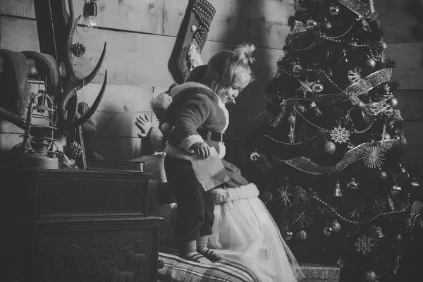 Weihnachtsmann-Kind am Weihnachtsbaum. — Stockfoto