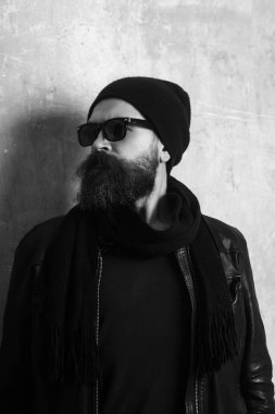 Hipster deri ceket ve gözlük ile şapka.