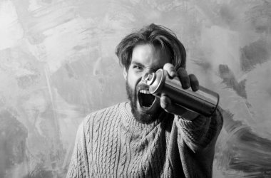 Aerosol sprey boya ile bağırarak sanatçı ya da ressam adam