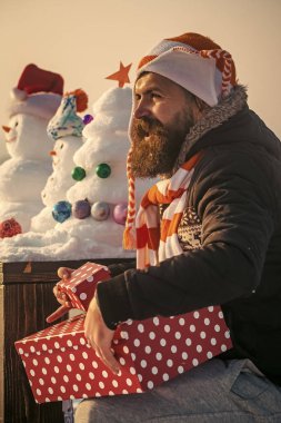 Adam şapka ve atkı kış gününde