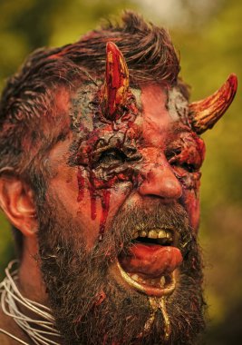 Cadılar Bayramı şeytan kafa kanlı boynuzları ile