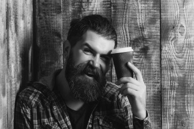 Mavi plastik kap ile gülümseyen mutlu acımasız adam