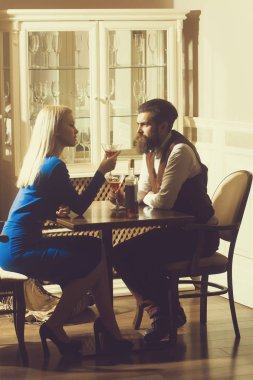 Kadın ve adam restoranda dating