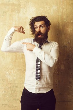 Adam yandan pazı kas göster.