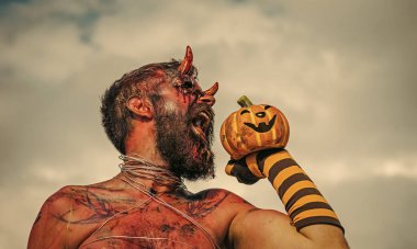 Cadılar Bayramı şeytan ile açık ağız, sakal, kırmızı kan, yaralar