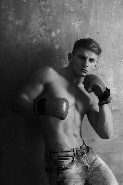 Boxeador homem com luvas de boxe vermelho em braços musculares — Fotografia de Stock