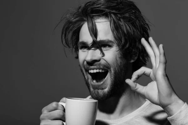 OK, gesto šťastný muž s šálkem čaje — Stock fotografie