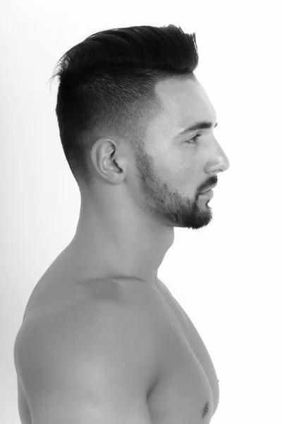 Hombre barbudo guapo posando de perfil — Foto de Stock