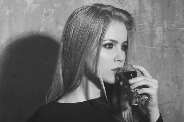 Dziewczyna, picie kieliszek likieru czerwony — Zdjęcie stockowe