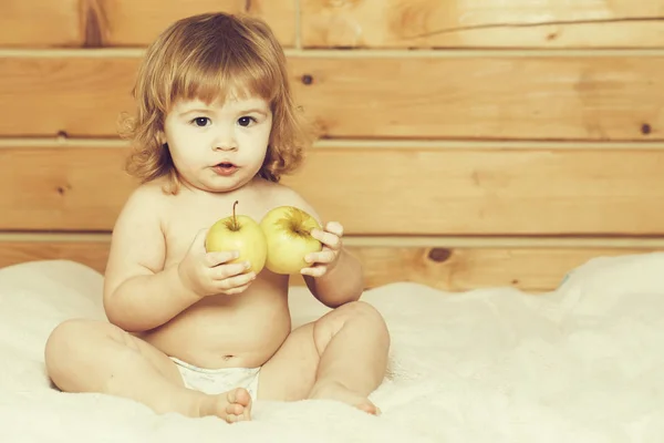 Chłopiec jedzenia jabłek — Zdjęcie stockowe