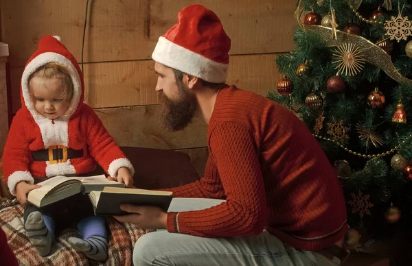 아이 산타 클로스와 크리스마스 트리 수염된 남자. — 스톡 사진