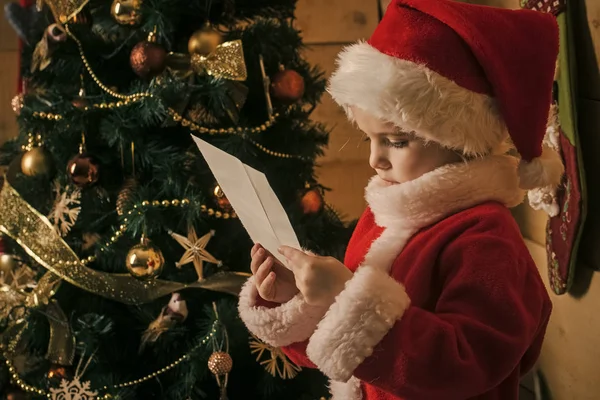 Santa claus dziecko na choinkę. — Zdjęcie stockowe