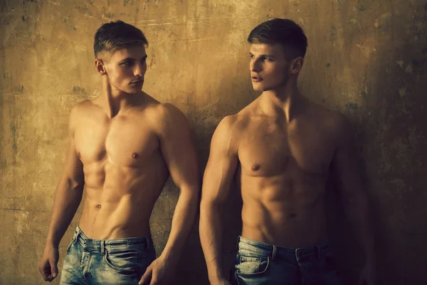 Männer-Zwillinge posieren mit starkem, nacktem Oberkörper — Stockfoto