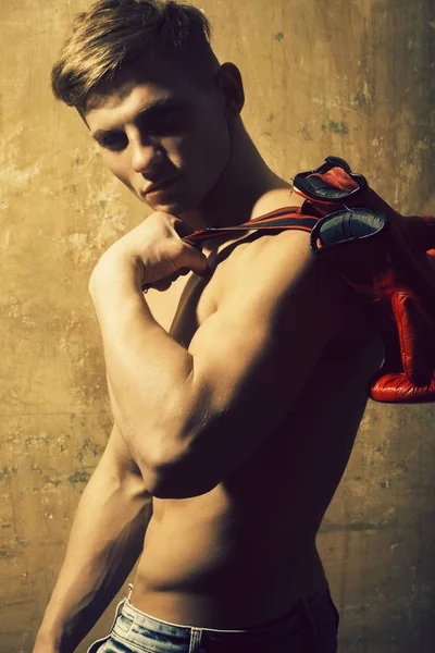 Hombre o boxeador posando con guantes rojos de boxeo —  Fotos de Stock