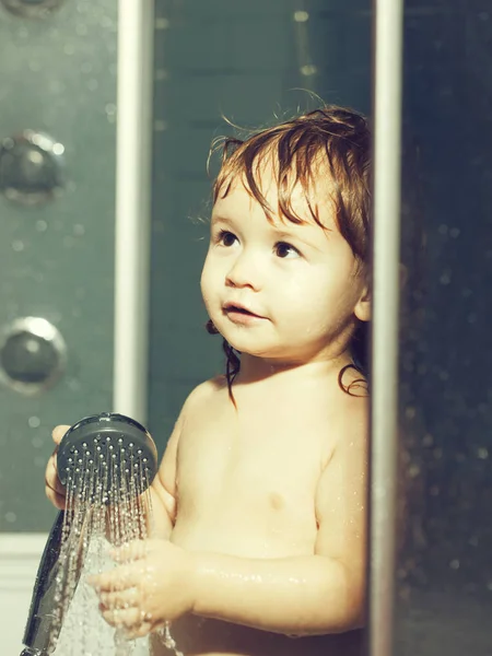 Petit garçon dans la douche — Photo