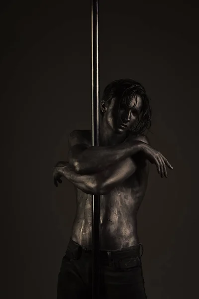 Uomo con busto nudo ricoperto di vernice argento, sfondo nero . — Foto Stock