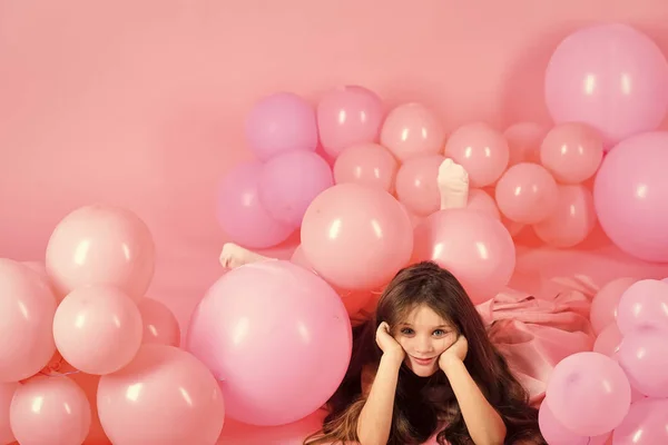 Petite fille aux cheveux longs en ballons roses . — Photo