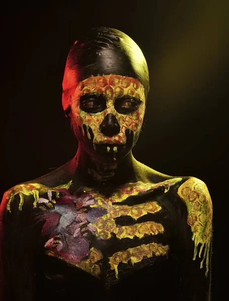 Halloween menina com crânio rosto pintura no fundo preto — Fotografia de Stock