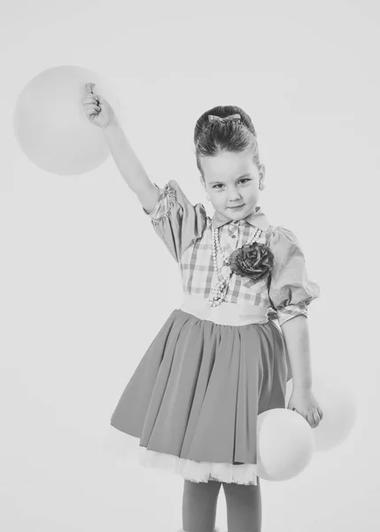 Счастливая маленькая девочка, изолированная на белом с шариками . — стоковое фото