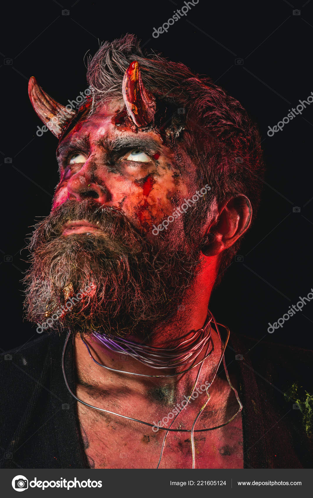 Halloween demonios ruedan los ojos con cuernos ensangrentados en la cabeza  — Foto de stock #221605124 © Tverdohlib.com, image size:1068x1700