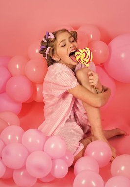 Parti balonları, çocukta curlers, pijama moda.