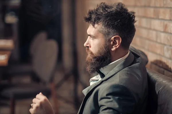 Negocios en movimiento. Cliente de bar seguro sentarse en la cafetería. Empresario con barba larga en el club de cigarros. Fecha de reunión del hipster esperando en el pub. Barbudo hombre descanso en restaurante . — Foto de Stock