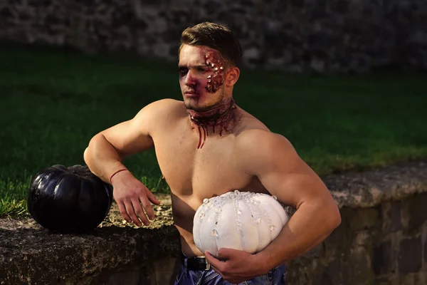 Хэллоуин демон с мускулистым телом и макияжем . — стоковое фото