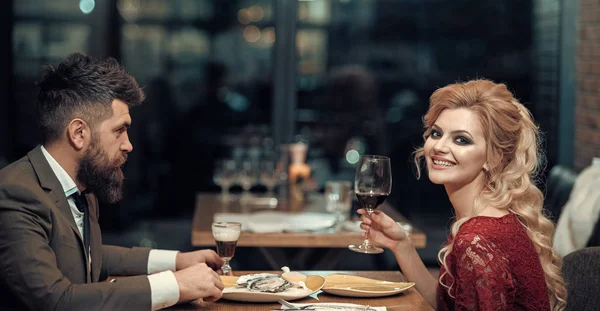 Pareja joven hablando en el restaurante de mariscos en una cita. Pareja cariñosa divirtiéndose en un restaurante . — Foto de Stock