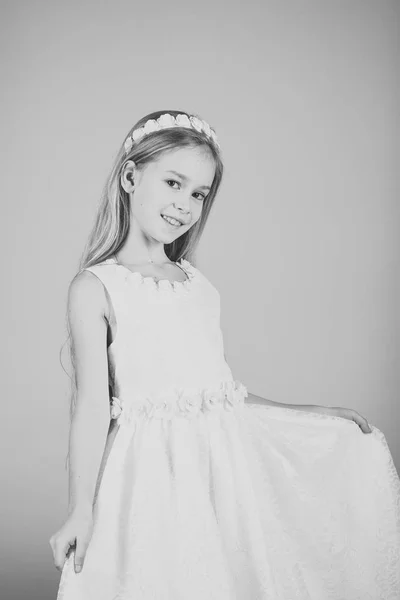 Kleines Mädchen in modischem Kleid, Abschlussball. Kleines Mädchen oder Kind im weißen Hochzeitskleid. — Stockfoto