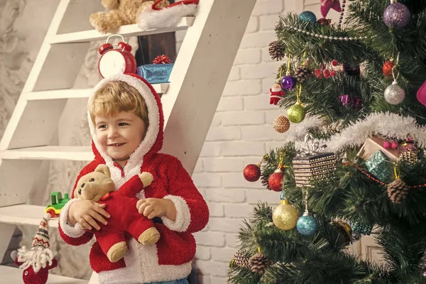 Ano Novo pequeno menino no brinquedo de decoração . — Fotografia de Stock