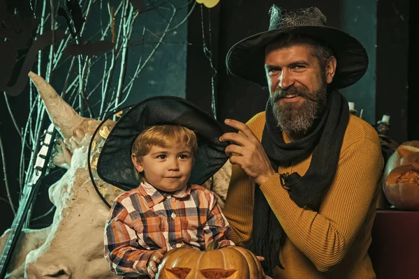 Halloween Niño con cara feliz y hombre en la calabaza —  Fotos de Stock