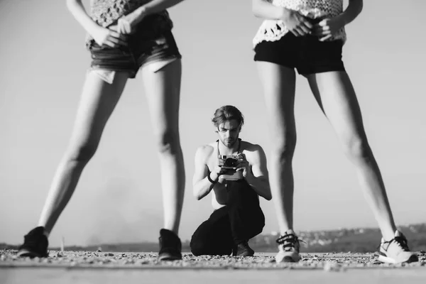 Kamera, gökyüzü yaz aylarında kadınların ayakları olan adam — Stok fotoğraf