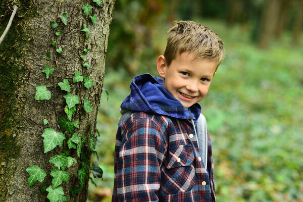Маленький мальчик наслаждается детским днем. Маленький мальчик играет осенью. Защита прав детей. Каждый ребенок имеет значение
