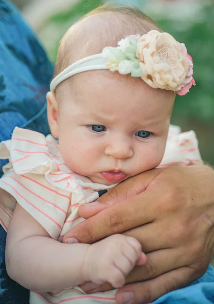 Onorare Padri Nel Giorno Dei Padri Figlia Padri Piccoli Adorabile — Foto Stock