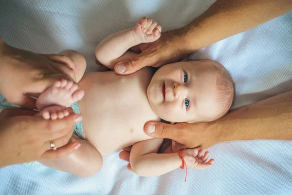 Νεογέννητη προσοχή. Βρεφικό μασάζ. Νεογέννητο μωρό δοθεί μασάζ σώματος. Υγιεινό μασάζ. Μασάζ babys όπλων και των ποδιών. Κρατήστε το μωρό σας υγιές — Φωτογραφία Αρχείου