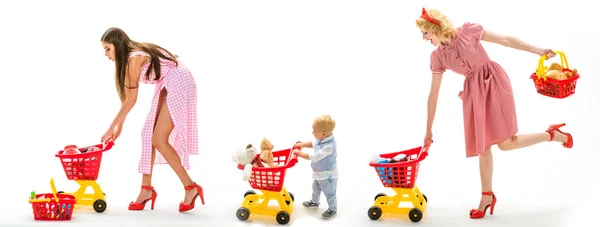 Einkaufen für Kinder. Einsparungen bei den Anschaffungen. Retro-Mütter gehen mit vollem Einkaufswagen einkaufen. Hausfrau mit Kind. Kindheit und Pflege. Schöne Anschaffung. Kindertag. Angenehmes Einkaufen — Stockfoto