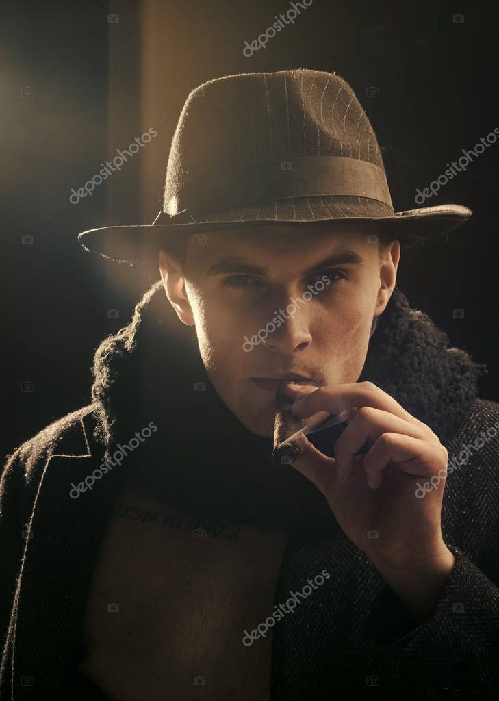 Concetto di detective Uomo in cappotto, cappello fumante