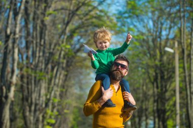 Bazıları nasıl uçulacağını biliyor. Küçük çocuk rüya yüksek baba omzuna uçmak için. Aile başlatmak başlatmak kağıt uçak park