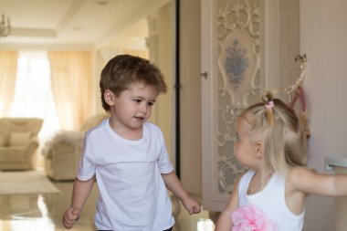 Şaşırtıcı Kuaför Güzellik Salonu. Şık saç modelleri ile küçük çocuk. Küçük çocuk ve sarışın saçlı kız. Kardeş birlikte oynar. Çocuk gelişim. Çocukluk Oyunlar. Saç modeli bizim görevimiz