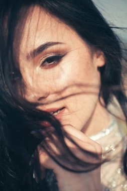 Güzellik salonu ve Kuaför. Makyaj kozmetik ve cilt bakımı. Kadın moda portre. Uzun esmer saçlı güzel kız. Neşeli sevimli kız açık. Seksi güzellik. İddialı ve güzel