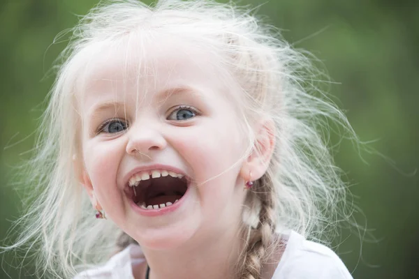 Pelo brillante. Niña con el pelo rubio. Un niño feliz con una sonrisa adorable. La niña lleva el pelo trenzado. Niño pequeño feliz sonriendo. Sé feliz por el momento. —  Fotos de Stock