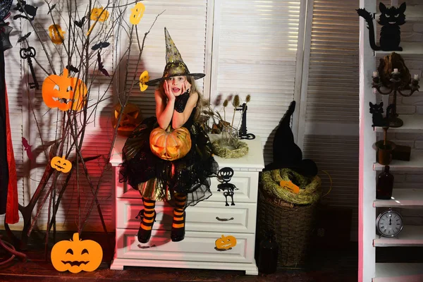 Kleine Hexe mit Halloween-Dekor. Mädchen mit unruhigem Gesicht — Stockfoto