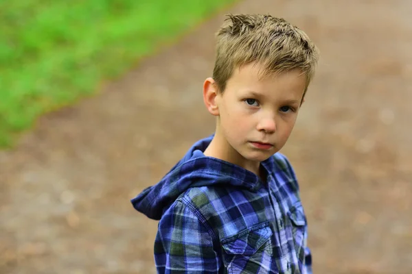 Ich mag es gemütlich und irgendwie lässig. Kleines Modelabel. Modejunge. Der kleine Junge trägt entspannte Outdoor-Kleidung. Mode soll stylisch und lustig sein — Stockfoto